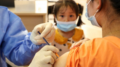 Отказ китайского гражданина от вакцинации грозит утратой пенсий и пособий всей его семье