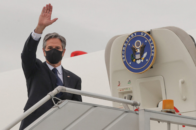 Госсекретарь США Энтони Блинкен садится в свой самолёт в аэропорту Нью-Дели Палам, который вылетает в Кувейт 28 июля 2021 года. (Jonathan Ernst / POOL / AFP) | Epoch Times Россия