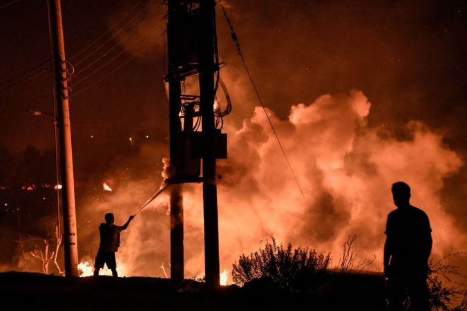 Новый лесной пожар вспыхнул 3 августа 2021 года у подножия горы Парн, в 30 км к северу от Афин. Власти вынуждены закрыть часть шоссе, соединяющего греческую столицу с севером и югом страны. Фото:  LOUISA GOULIAMAKI/AFP via Getty Images | Epoch Times Россия
