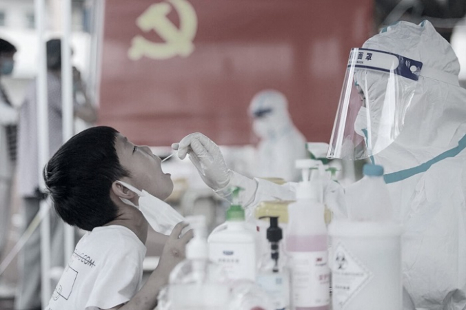 Ребенку делают анализ нуклеиновой кислоты на COVID-19 в Янчжоу, в восточной китайской провинции Цзянсу, 5 августа 2021 года. (STR/AFP via Getty Images)  | Epoch Times Россия