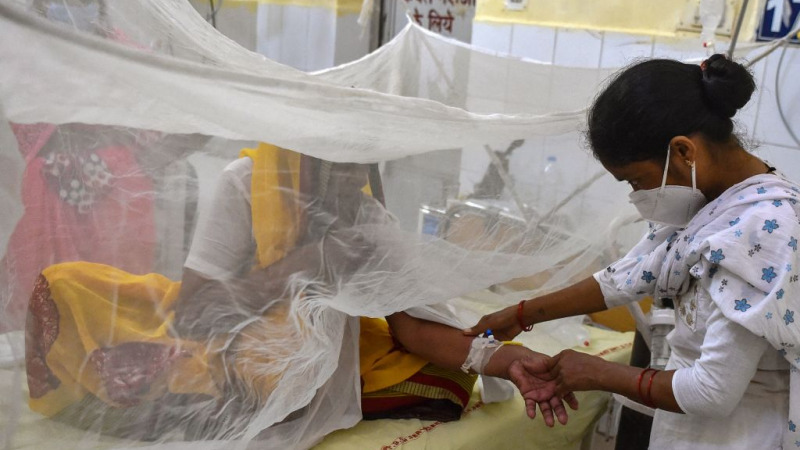 Пациент проходит лечение в отделении лихорадки денге государственной больницы в Аллахабаде 30 августа 2021 г. SANJAY KANOJIA/AFP via Getty Images | Epoch Times Россия