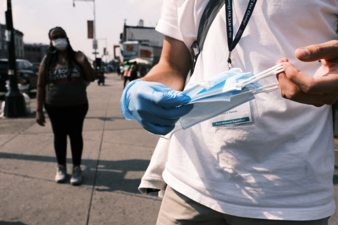 Члены Корпуса тестирования и отслеживания гуляют по улицам Бруклина, раздают маски и пытаются записать людей на вакцинацию от COVID-19, 26 июля 2021 года в Бруклинском районе Нью-Йорка. Spencer Platt/Getty Images | Epoch Times Россия
