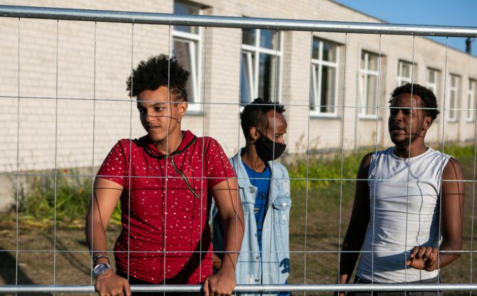 Центр содержания под стражей нелегальных иммигрантов в старой школе в Виденяе, Литва, 29 июля 2021 г. Фото: Паулюс Пелецкис / Getty Images | Epoch Times Россия