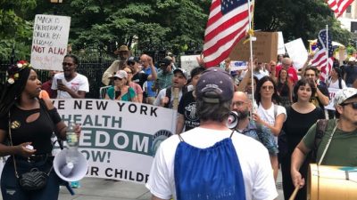 Протестующие у мэрии Нью-Йорка выступают против введения паспортов вакцинации