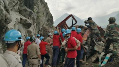 10 погибших, десятки остаются под завалами после схода оползня в Гималаях