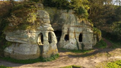 Пещера отшельников IX века в XVIII веке стала «романтической кельей»