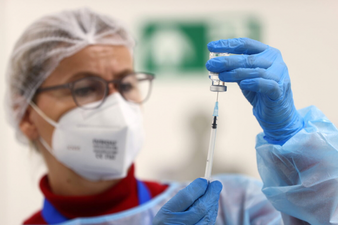 Вакцина AstraZeneca COVID-19 готовится в местном центре вакцинации, поскольку распространение COVID-19 продолжается в Хагене, Германия, 19 марта 2021 г. (Kai Pfaffenbach / Reuters) | Epoch Times Россия