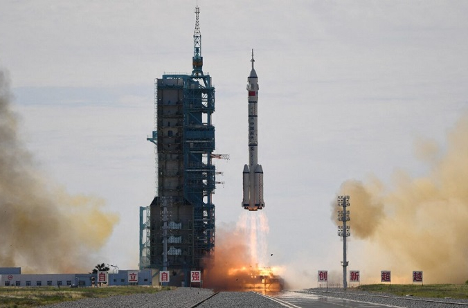 Ракета-носитель Long March-2F, на борту которой находится космический корабль Shenzhou-12 и экипаж из трех астронавтов, стартует с космодрома Цзюцюань в пустыне Гоби в Китае 17 июня 2021 года. Это первая пилотируемая миссия на новую космическую станцию Китая. . (Грег Бейкер / AFP через Getty Images) | Epoch Times Россия