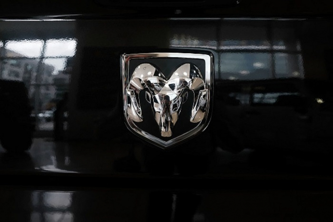 Логотип грузовика RAM отображается на грузовике в представительстве Fiat Chrysler на Манхэттене в Нью-Йорке. 23 июля 2018 г. (Spencer Platt / Getty Images) | Epoch Times Россия