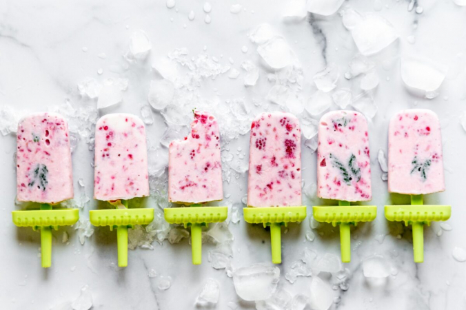 Домашнее фруктовое мороженое из малины и мяты, один из многих летних экспериментов. (Фотография Мэтта Гендерса) | Epoch Times Россия