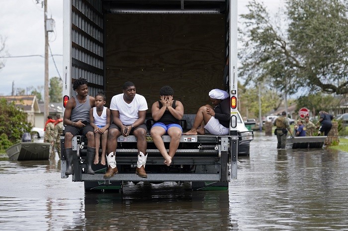 Людей эвакуируют после урагана Ида в Лапласе, штат Луизиана, 30 августа 2021 г. (Gerald Herbert/AP Photo)