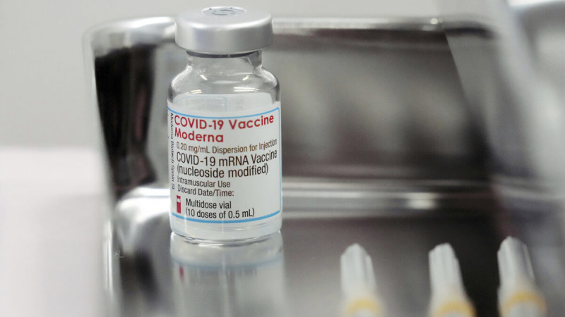 Флакон вакцины Moderna COVID-19 на фото из файла без даты. (Eugene Hoshiko/AP Photo)  | Epoch Times Россия