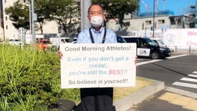 Мужчина своим плакатом каждое утро вдохновлял олимпийских спортсменов