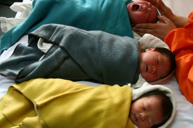 Медсестра делает массаж младенцам в детской больнице города Синин провинции Цинхай. Согласно сообщению Китайского национального радио, больницы в провинции Хэнань рекламируют продажу нежелательных младенцев. (Getty Images) | Epoch Times Россия