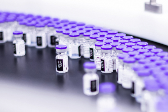 Флаконы с вакциной Pfizer-BioNTech COVID-19 подготовлены для упаковки на предприятии компании в Пюрсе, Бельгия, в марте 2021 г. (Pfizer через AP) | Epoch Times Россия