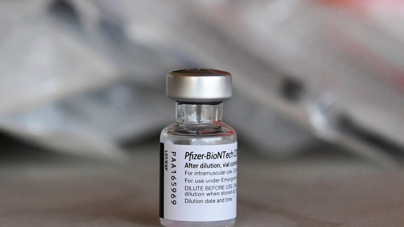 Флакон вакцины Pfizer против COVID-19 в Лос-Анджелесе, Калифорния, 9 июля 2021 г. Brown/AFP via Getty Images)  | Epoch Times Россия