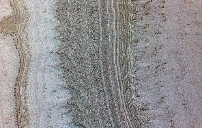 На этом изображении, сделанном марсианским орбитальным аппаратом НАСА, показаны ледяные щиты на южном полюсе Марса. Космический корабль обнаружил глины рядом с этим льдом; учёные предположили, что такие глины являются источником радарных отражений, которые ранее интерпретировались как жидкая вода. (Изображение: НАСА / Лаборатория реактивного движения-Калифорнийский технологический институт / Аризонский университет / JHU)