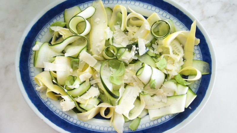 Приготовьте этот салат за час, чтобы ленты кабачков успели размягчиться. (Виктория де ла Маза)
 | Epoch Times Россия