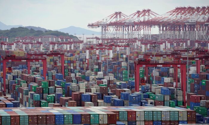 Контейнеры в глубоководном порту Яншань в Шанхае, Китай, 19 октября 2020 г. (Aly Song / Reuters) | Epoch Times Россия