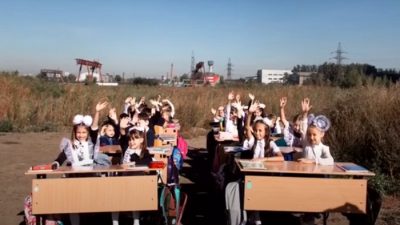 Жители Красноярска провели урок для школьников на пустыре из-за отсутствия здания