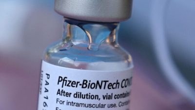 В японской партии вакцины Pfizer обнаружили белое плавающее вещество
