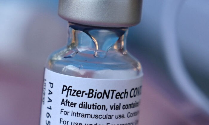 Флакон вакцины Pfizer-BioNTech COVID-19 в Лос-Анджелесе, Калифорния, 23 августа 2021 г. Robyn Beck/AFP via Getty Images | Epoch Times Россия