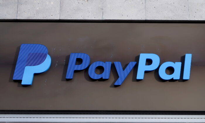 Логотип PayPal в офисном здании в Берлине, Германия, 5 марта 2019 г. Fabrizio Bensch / Reuters | Epoch Times Россия