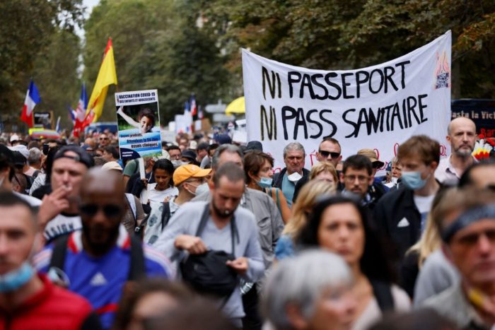 Десятки тысяч человек вышли на митинг против ковид-ограничений во Франции