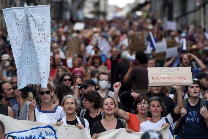 Десятки тысяч человек вышли на митинг против ковид-ограничений во Франции