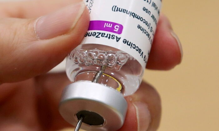 Медицинский работник готовит дозу вакцины от COVID-19 Oxford / AstraZeneca в центре вакцинации в Антверпене, Бельгия, 18 марта 2021 г. Yves Herman / Reuters | Epoch Times Россия