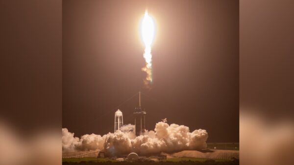 Ракета SpaceX Falcon 9 с беспилотным космическим кораблём Dragon взлетает со стартового комплекса 39A Космического центра Кеннеди НАСА во Флориде в 3:14 29 августа 2021 г. (Kim Shiflett/NASA / НАСА) 