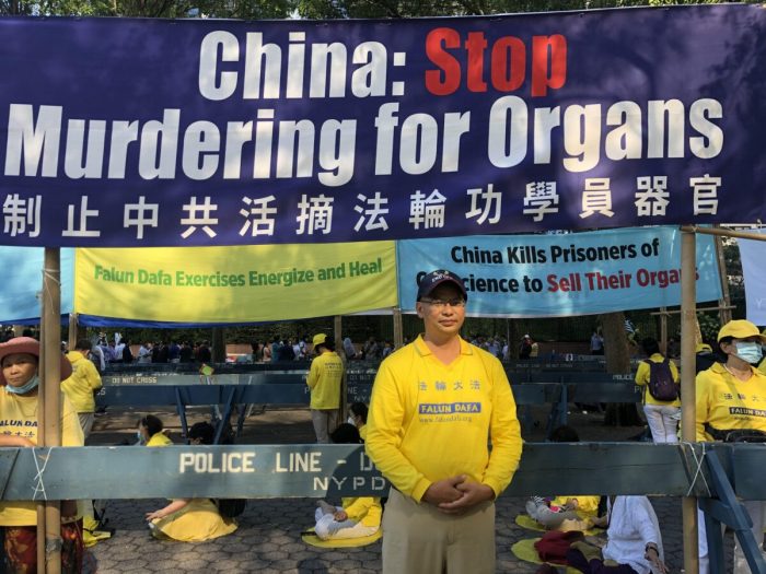 Приверженцы Фалуньгун протестуют у здания ООН против преступлений компартии Китая