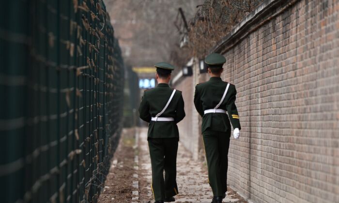 Китайские военизированные полицейские патрулируют Пекин, 28 марта 2018 г. Greg Baker / AFP | Epoch Times Россия