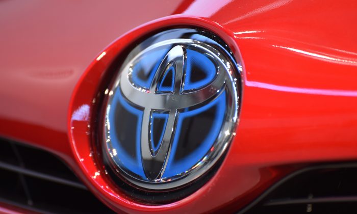 Логотип Toyota Motor Corporation можно увидеть на брифинге для прессы, на котором было объявлено о новом Prius в Токио 9 декабря 2015 г. Kazuhiro Nogi / AFP / Getty Images | Epoch Times Россия