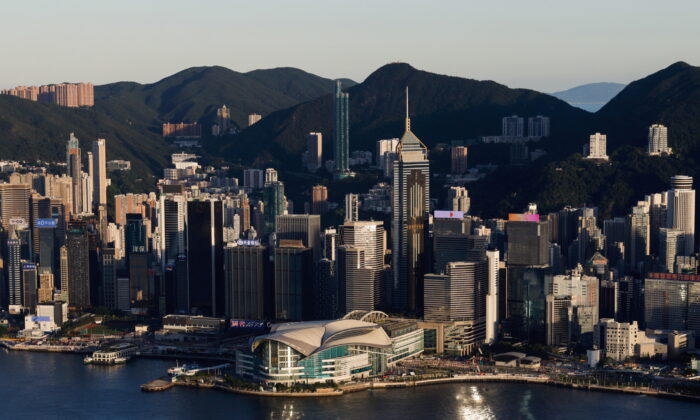 Общий вид зданий на горизонте в Гонконге, Китай, 13 июля 2021 г. Tyrone Siu/Reuters | Epoch Times Россия