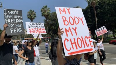 Калифорнийцы протестуют против принудительной вакцинации полицейских