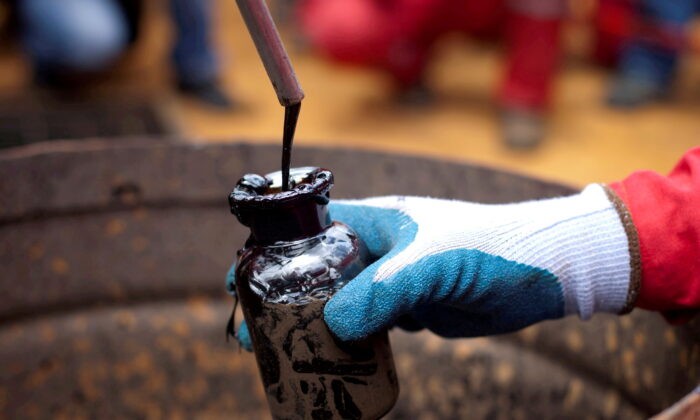 Рабочий берёт образец сырой нефти на нефтяной скважине государственной нефтяной компании Венесуэлы PDVSA в Моричале, Венесуэла, 28 июля 2011 г. Carlos Garcia Rawlins/Reuters | Epoch Times Россия