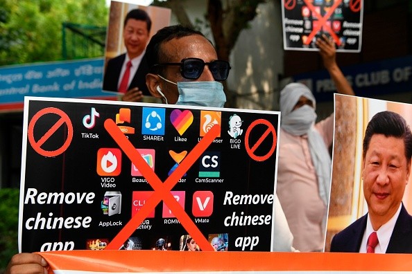 Члены организации «Рабочий журналист Индии» держат плакаты, призывающие граждан удалить китайские приложения и прекратить использовать китайские продукты, во время демонстрации против китайской газеты Global Times в Нью-Дели 30 июня 2020 г. Prakash Singh/AFP via Getty Images | Epoch Times Россия