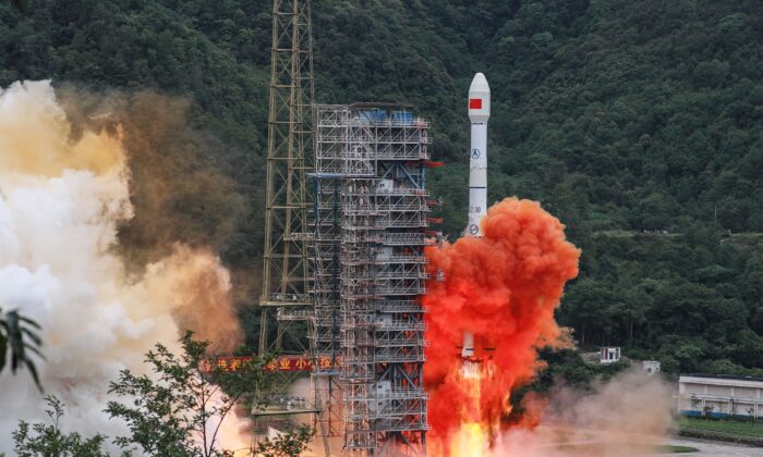 Ракета Long March 3B со спутником Beidou-3GEO3 стартует с космодрома Сичан, Китай, 23 июня 2020 г. (STR / AFP через Getty Images) | Epoch Times Россия