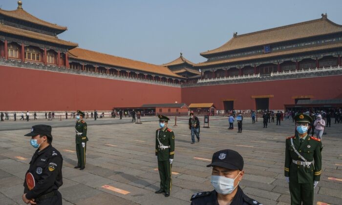 Китайская военизированная полиция и охранники стоят перед входом в Запретный город в Пекине 1 мая 2020 г. (Kevin Frayer/Getty Images) | Epoch Times Россия