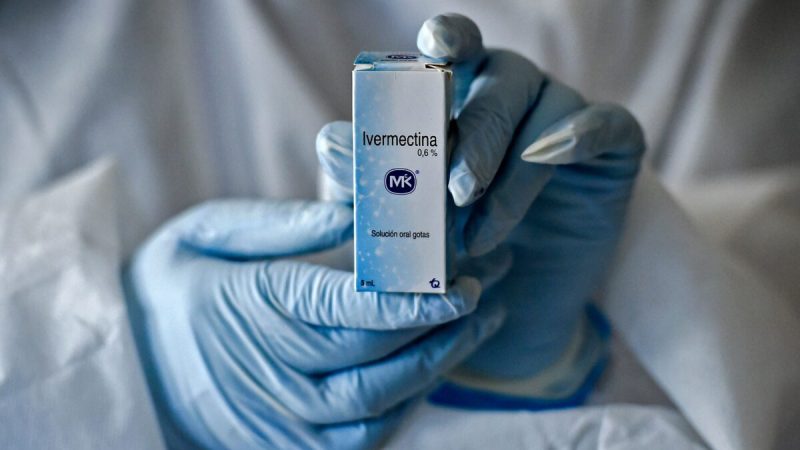 Медицинский работник показывает коробку с препаратом ивермектина в Кали, Колумбия, 21 июля 2020 года. (Luis Robayo/AFP via Getty Images) | Epoch Times Россия