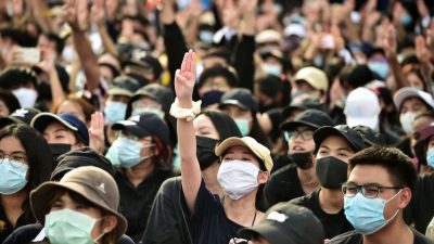 В Таиланде продолжаются массовые протесты из-за распространения вируса COVID-19