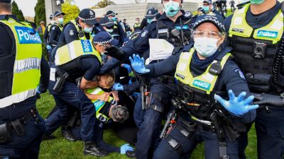 Сотни австралийцев обратили полицию в бегство во время протеста против обязательной вакцинации