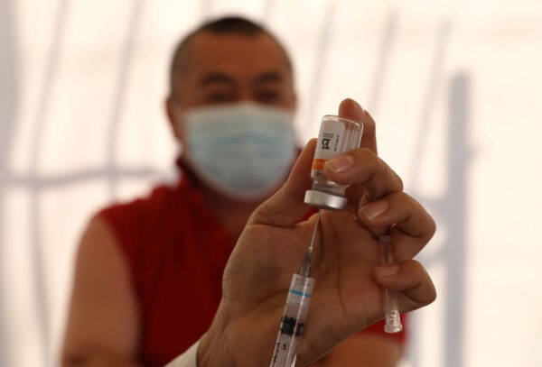 Медицинский работник готовит вакцину Sinovac против COVID-19 в Сан-Паулу, Бразилия, 18 июня 2021 г. (Родриго Пайва / Getty Images)