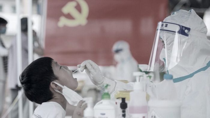 Китай, провинция Цзянсу, 5 августа 2021 г. Ребёнок проходит тест на нуклеиновую кислоту. (STR/AFP via Getty Images)
 | Epoch Times Россия