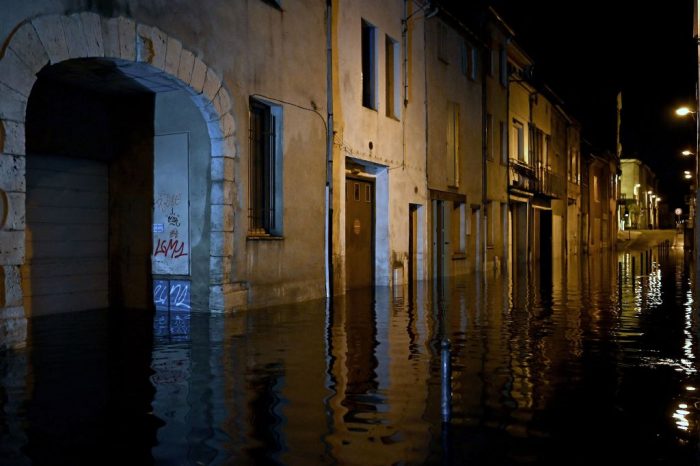Из-за ливней и наводнений в 12 департаментах Франции объявлен режим чрезвычайной ситуации