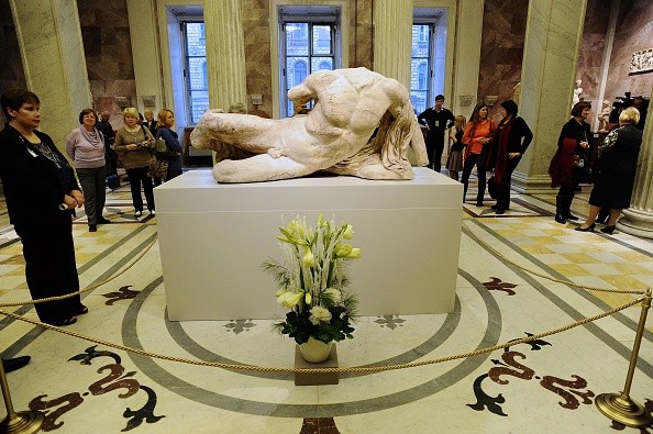 Скульптура греческого бога из реки Иллисос 5 декабря 2014 года, Санкт-Петербург. Photo Olga MALTSEVA/AFP via Getty Images