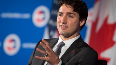 В Канаде участники предвыборного митинга закидали премьер-министра камнями