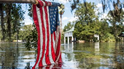 Американцы публикуют в соцсетях видео потопа в своих домах