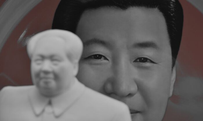 Панно, изображающее китайского руководителя Си Цзиньпина, за статуей Мао Цзэдуна в магазине сувениров недалеко от площади Тяньаньмень в Пекине 27 февраля 2018 г. (Greg Baker/AFP via Getty Images) | Epoch Times Россия